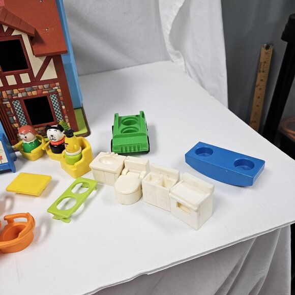 Vintage Fisher-Price Little People #952 Tudor Family Playhouse House Lot - Picture 7 of 9
